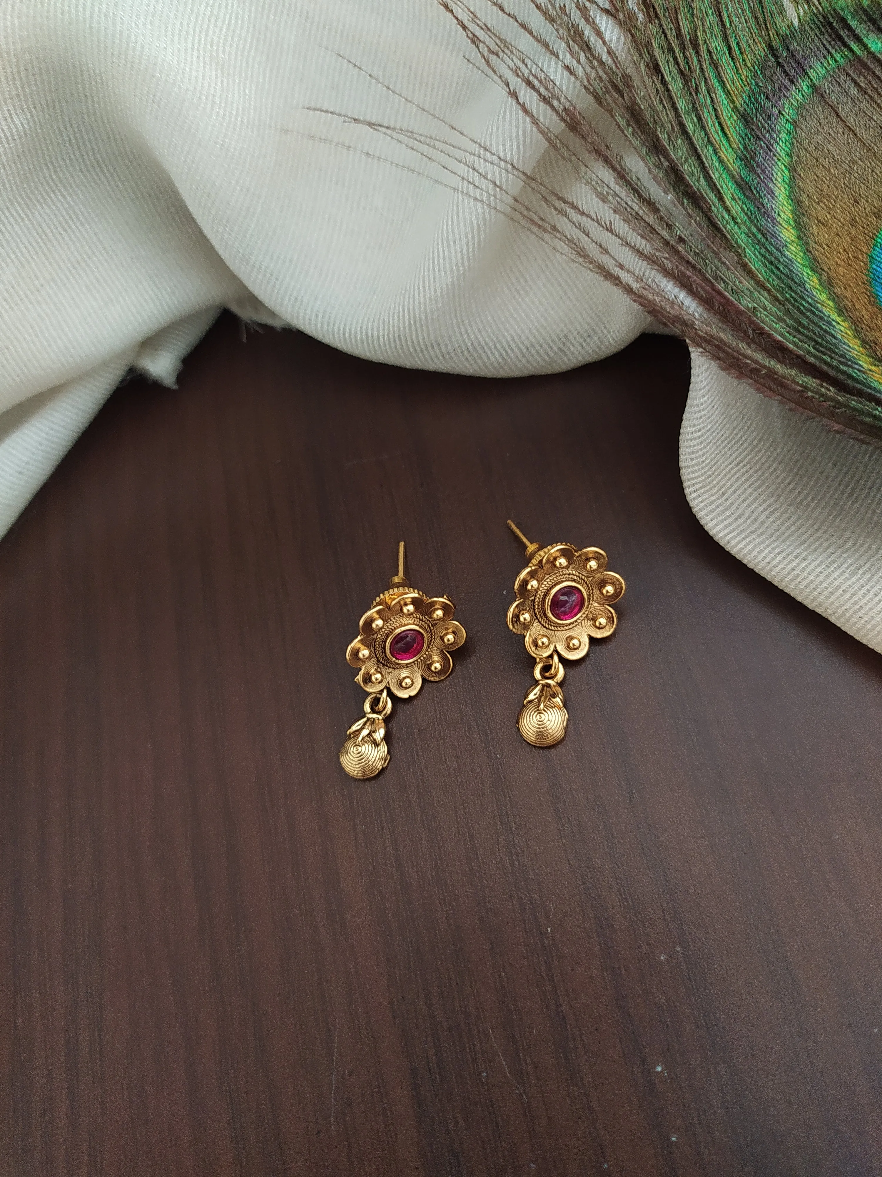 Antique Gold Necklace Set with Unique Ball Chain Design